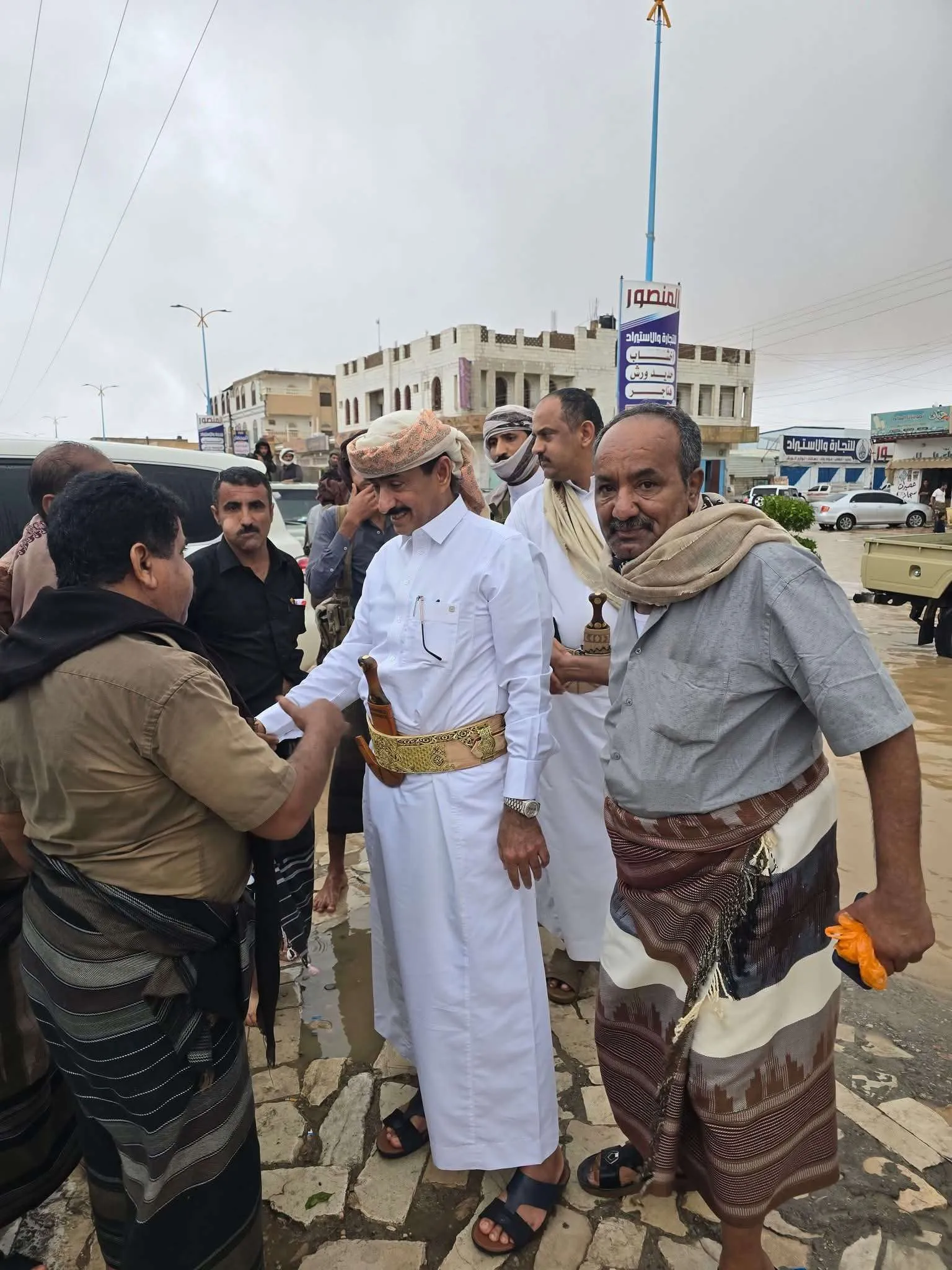 المحافظ بن الوزير يتفقد مدينة عتق ويشدد على رفع الجاهزية لمواجهة اثار الحالة الجوية الماطرة.