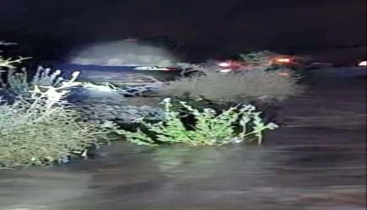 السيول تحاصر وتجرف سيارة في طريقها