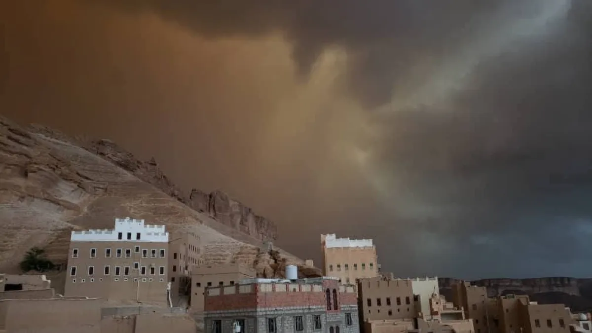 السيول تجتاح مناطق واسعة في حضرموت والإنذار المبكر يحذر من استمرار الأمطار