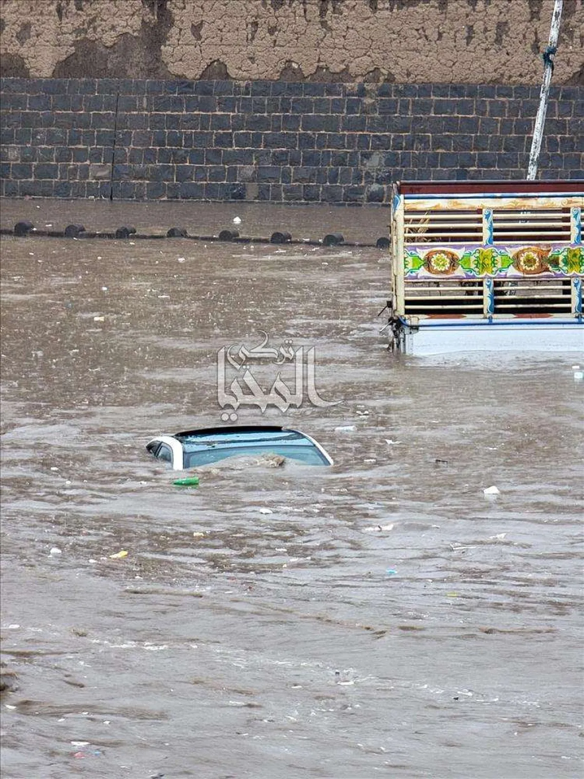 عاجل:غرق سيارتين باشهر منطقة في صنعاء جراء السيول