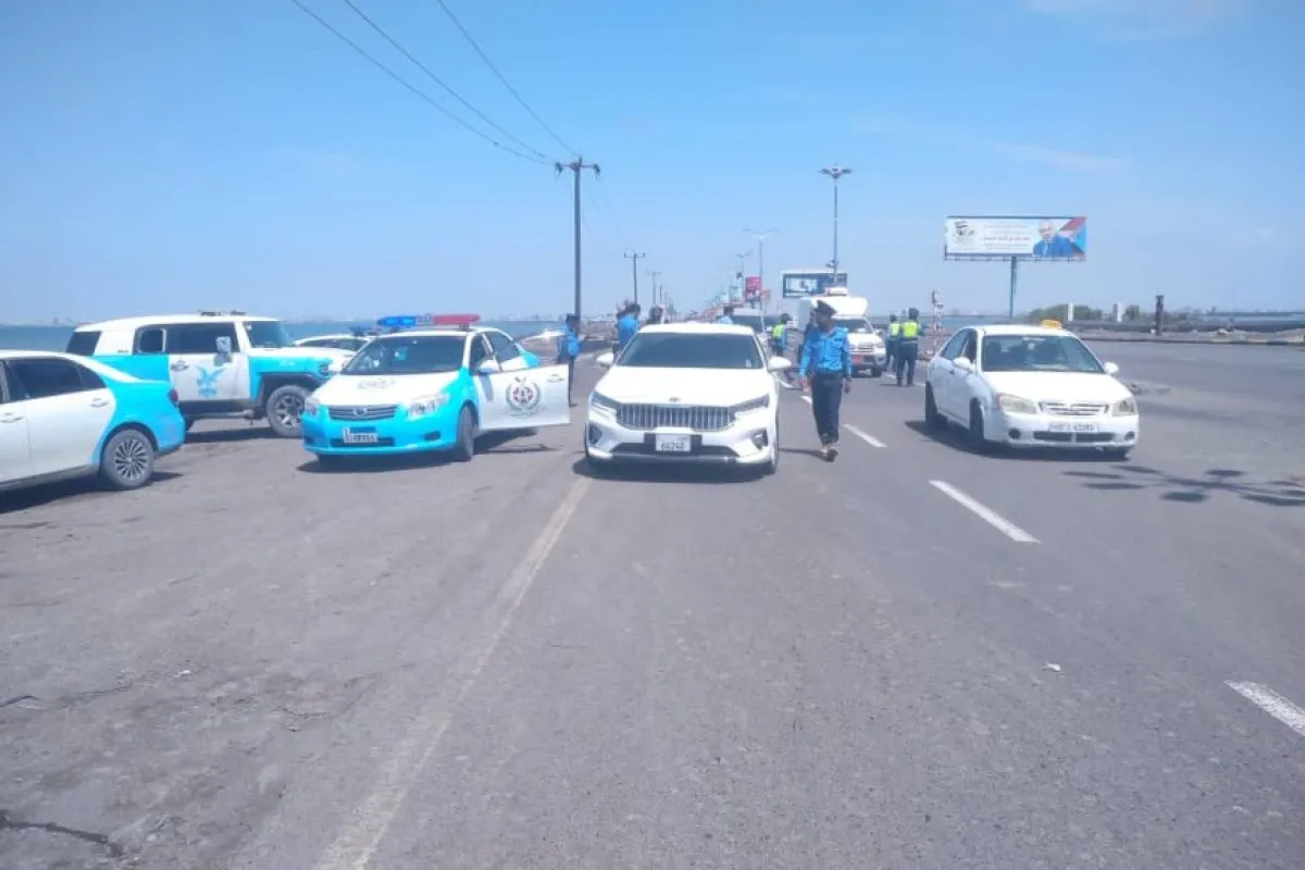 شرطة السير بعدن تنفذ حملة لضبط السيارات المخالفة