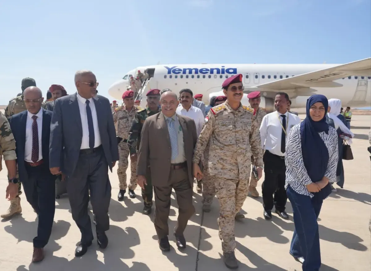 الخنبشي يستقبل وفدًا حكوميًا رفيعًا في المكلا لتعزيز التنسيق ودعم التنمية