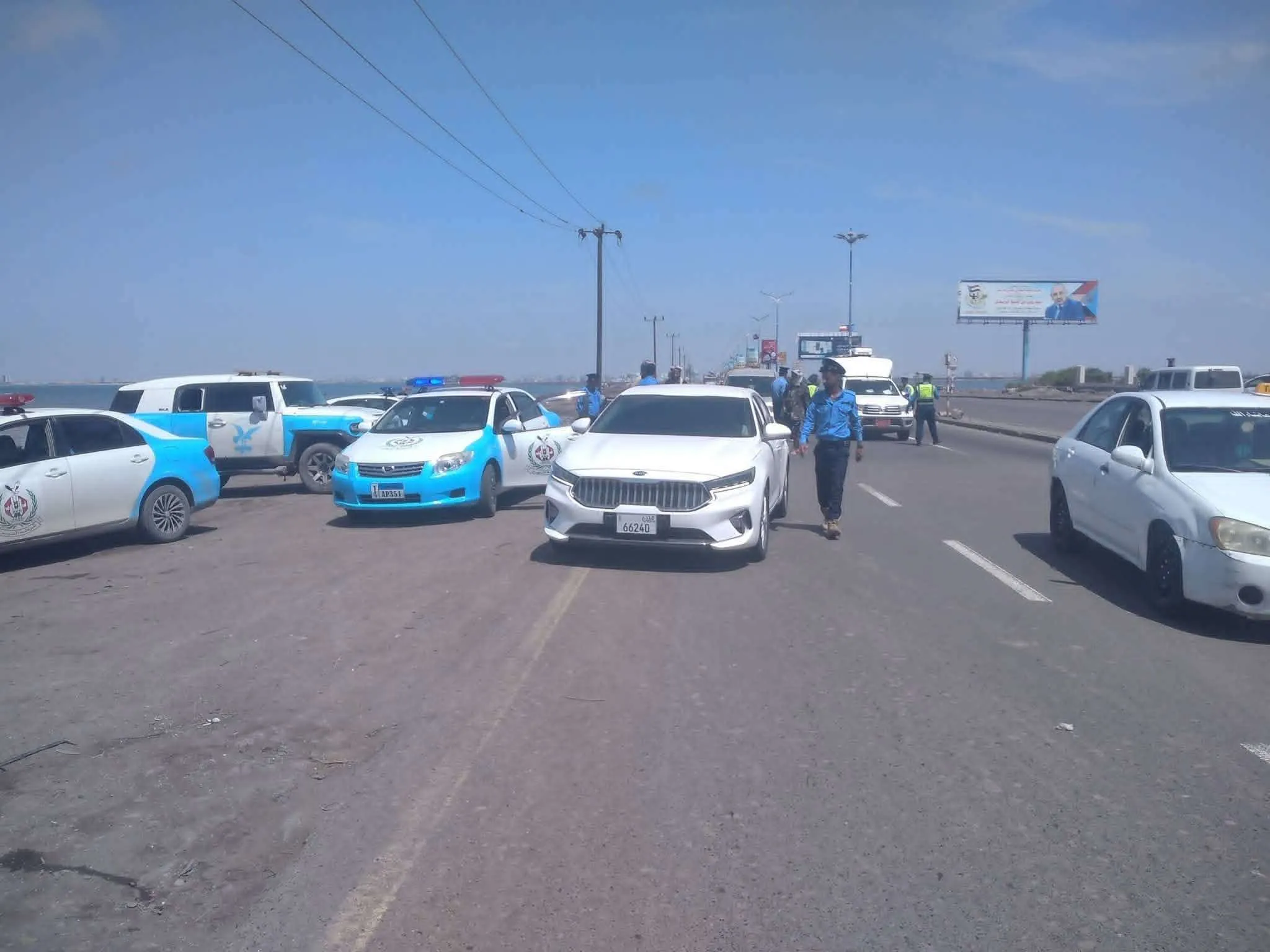 ضبط سيارات مخالفة بعدن