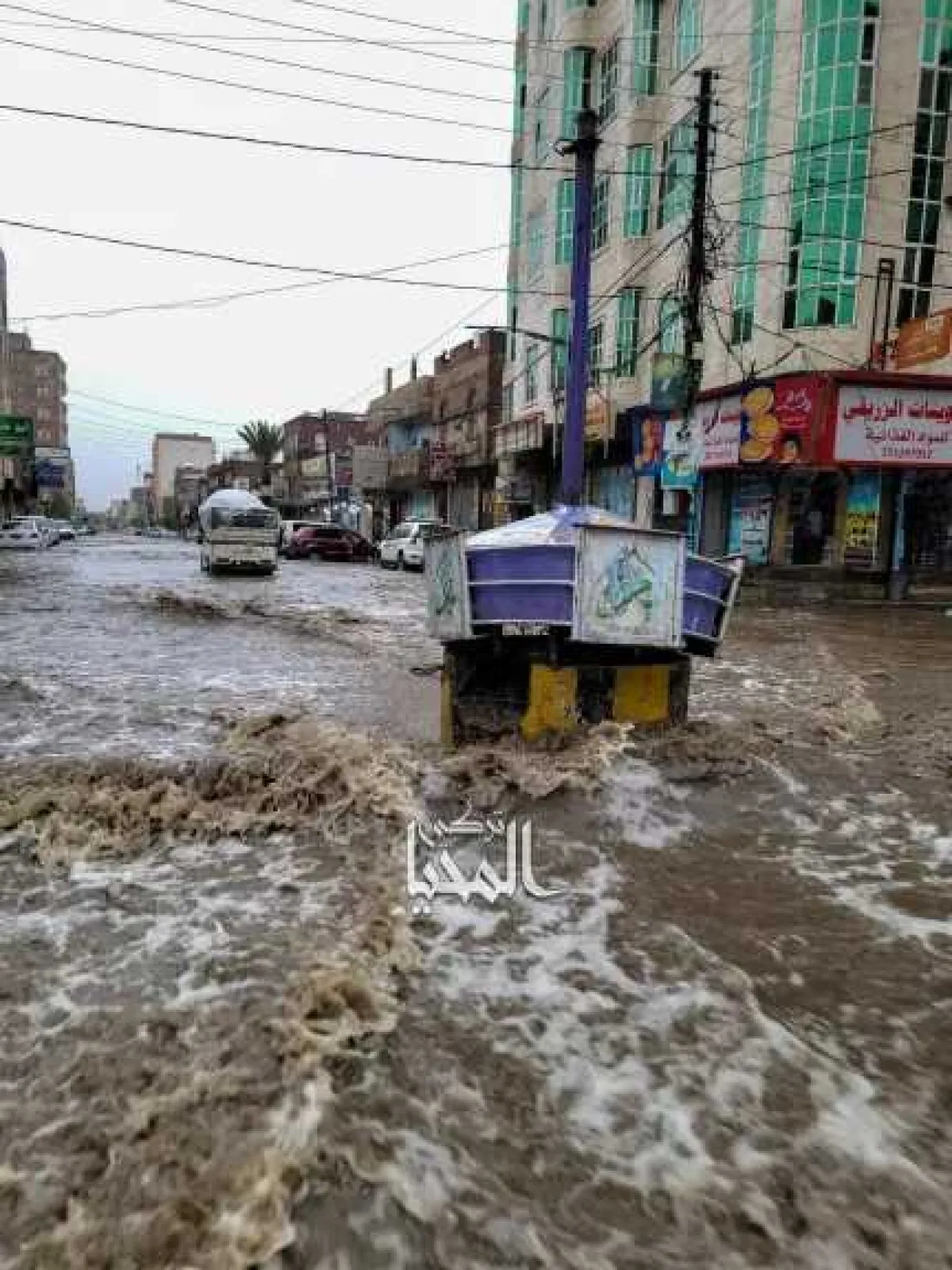 أمطار وسيول جارفة تعم العاصمة صنعاء منذ ساعات الفجر الأولى