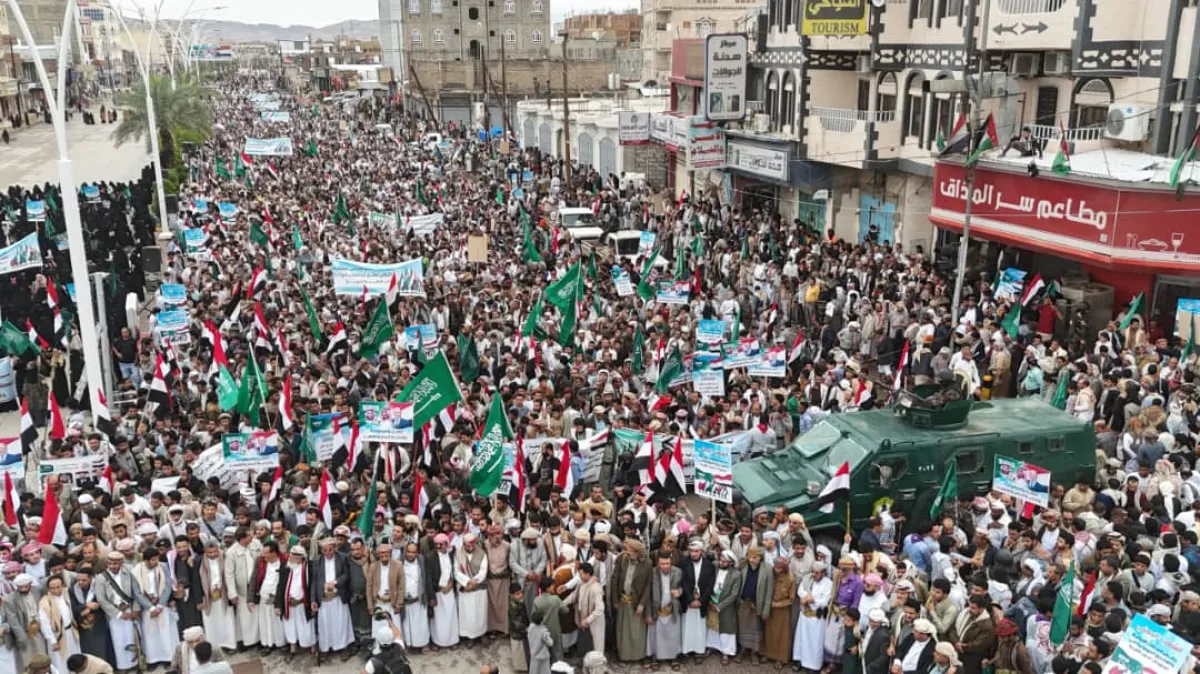 بحشود ضخمة.. "مأرب" أول مدينة عربية تخرج للتضامن مع السعودية والمطالبة بموقف حازم يضع حداً للسياسات الإيرانية والصهيونية (فيديو +صور)