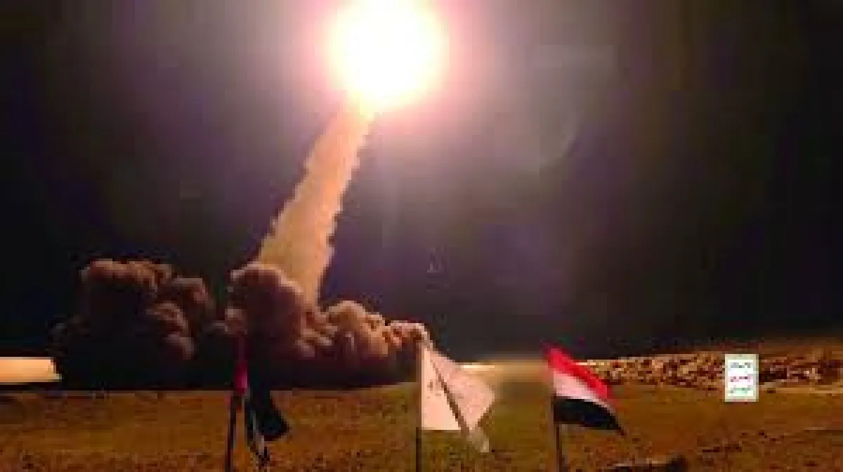 الحوثيون يعلنون عن أول هجوم صاروخي على إسرائيل .. وإسرائيل تؤكد