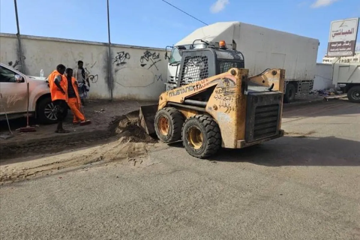 لليوم الثاني على التوالي.. استمرار حملة صندوق النظافة في الشيخ عثمان لرفع مخلفات الأمطار