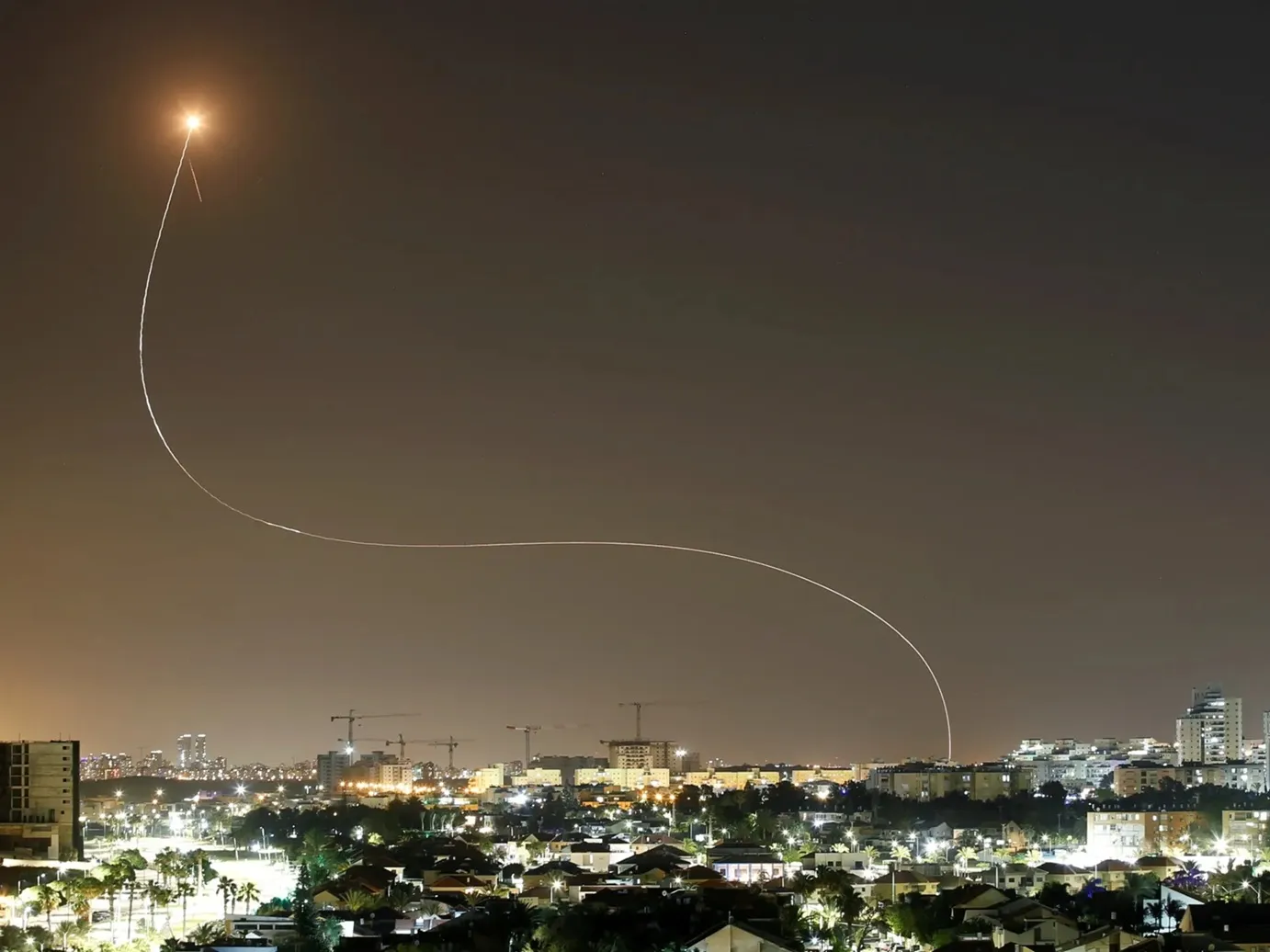 مجلة أمريكية: انخراط الحوثيين رسمياً في الصراع يفتح جبهة جديدة ويهدد أمن الطاقة العالمي