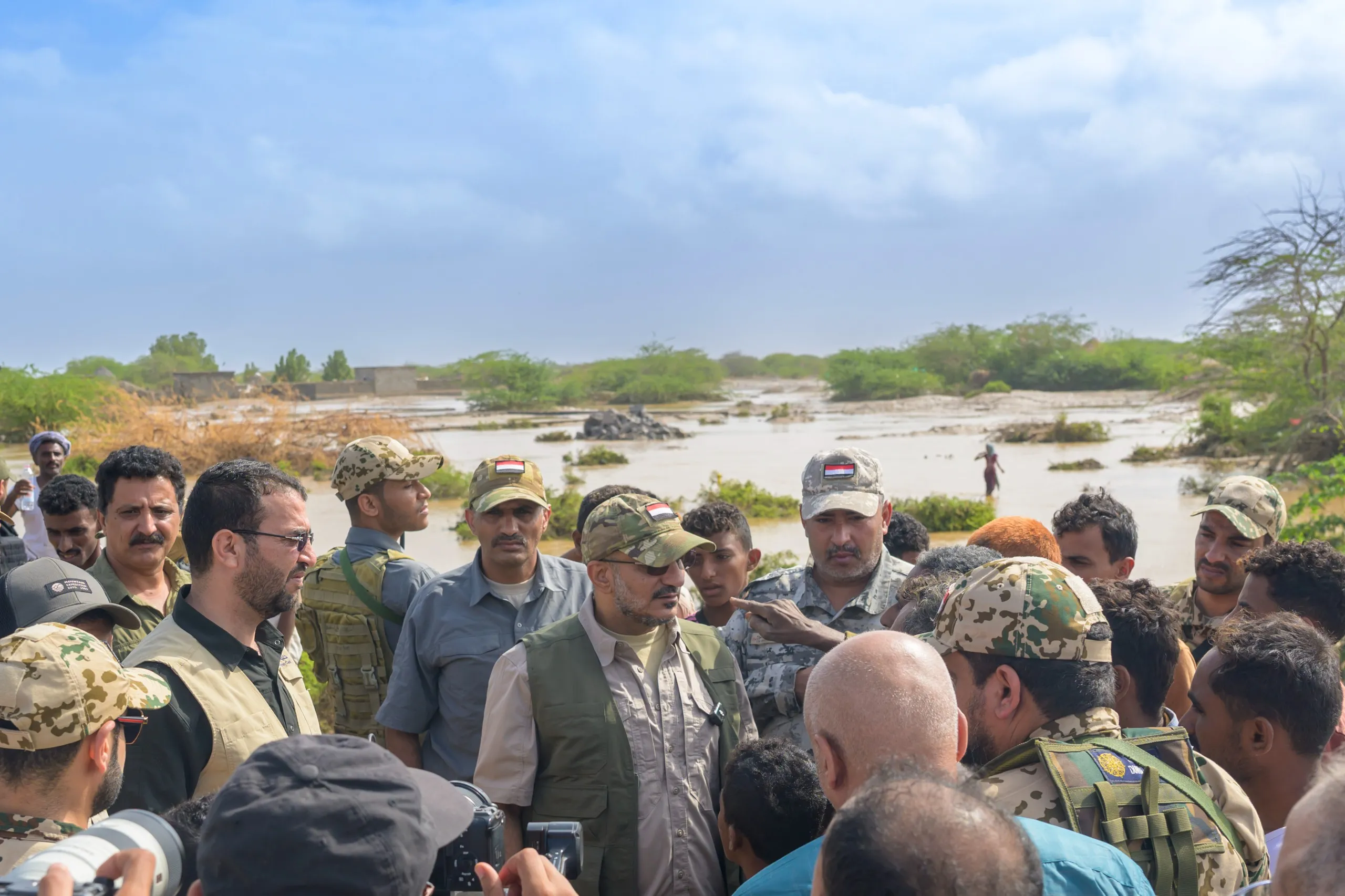 طارق صالح يتفقد مناطق سيول تعز ويوجه بتسريع جهود الإغاثة وإصلاح الأضرار