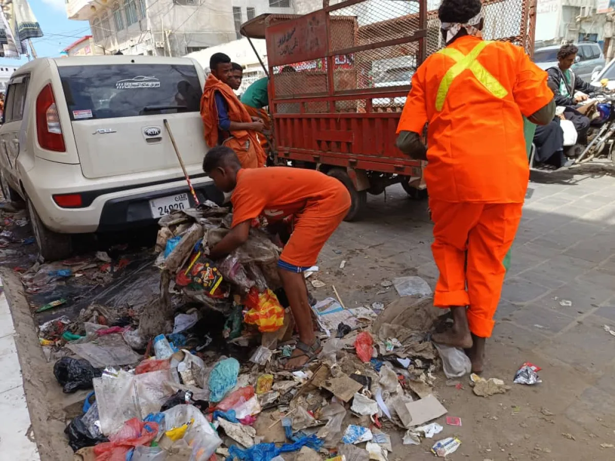 لليوم الثاني على التوالي.. استمرار حملة صندوق النظافة في الشيخ عثمان لرفع مخلفات الأمطار