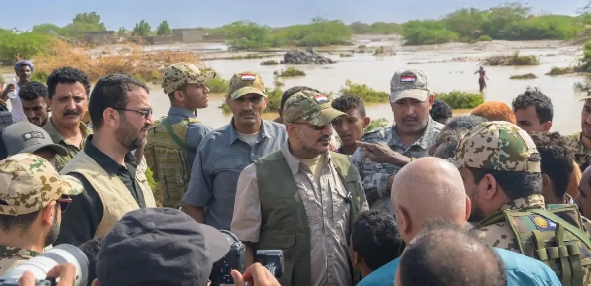 طارق صالح يتفقد أضرار السيول في المخا ويوجه بتكثيف الإغاثة