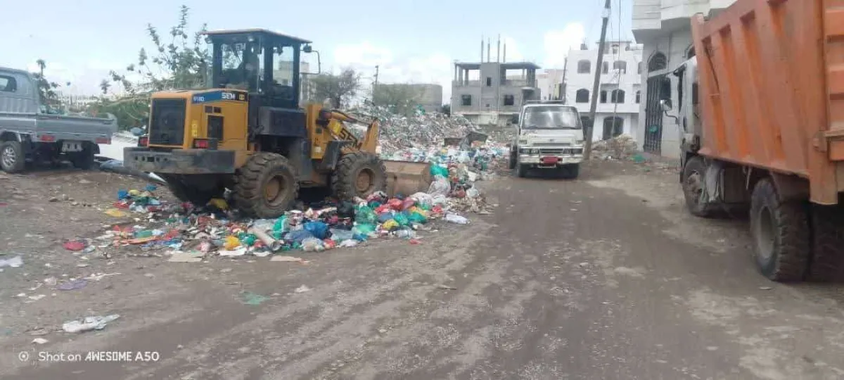 فريق الطوارئ يواصل أعمال النظافة في عدد من الشوارع (صور)