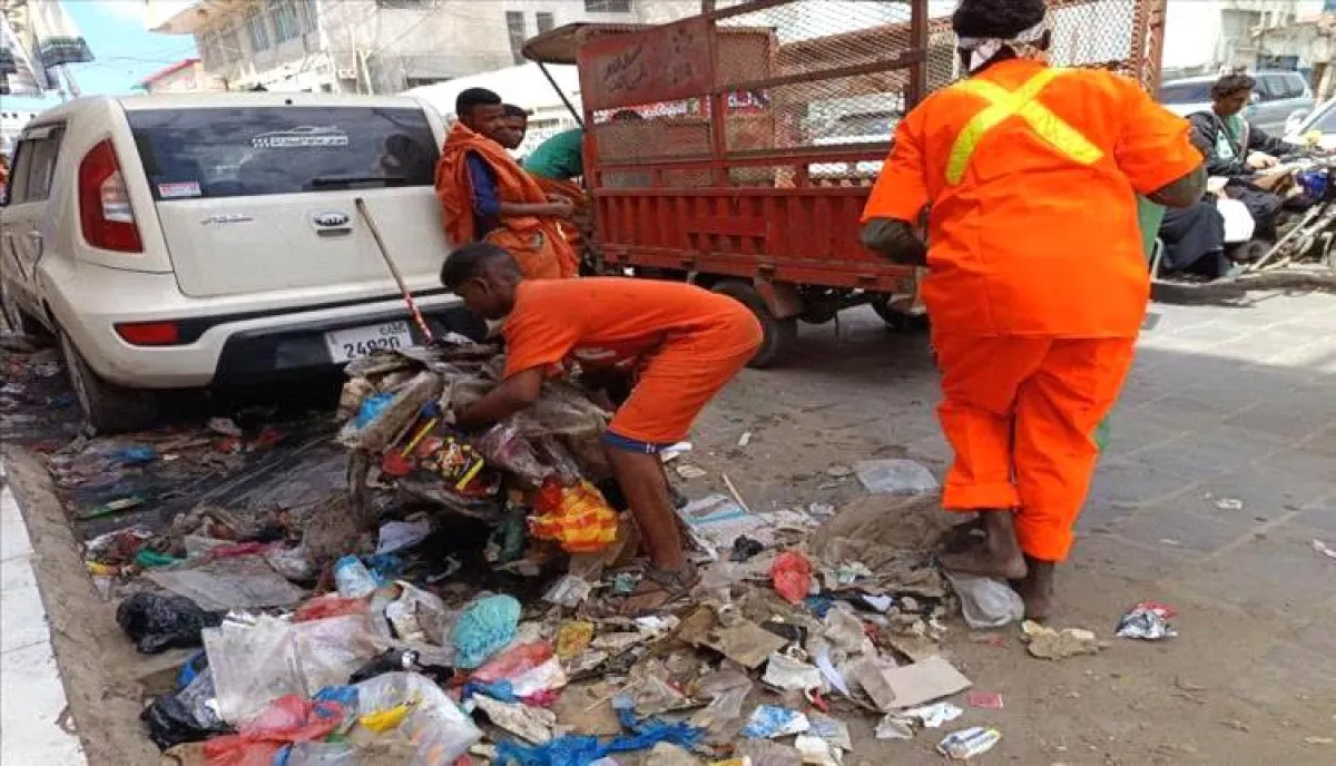 العاصمة عدن.. جهود مكثفة لإزالة آثار الأمطار في الشيخ عثمان