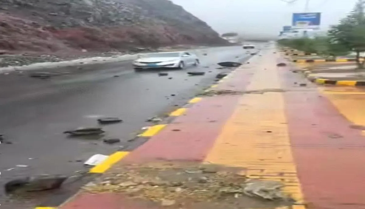 انهيارات صخرية تهدد حياة سكان صنعاء وتشل حركة الطرق
