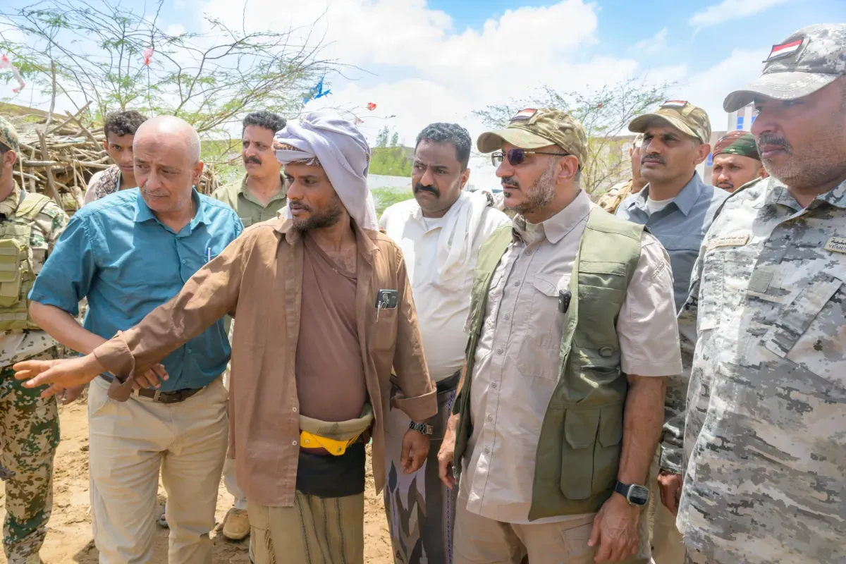 الفريق طارق صالح يتفقد المناطق المتضررة من السيول في ريف المخا ويوجّه بتكثيف الدعم للمنكوبين
