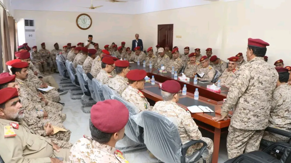 وزير الدفاع اليمني يبحث في حضرموت سبل تعزيز القدرات العملياتية المنطقة العسكرية الثانية