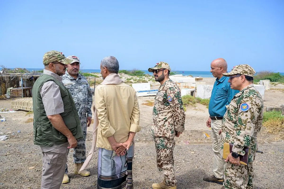 طارق صالح يتفقد المناطق المتضررة من السيول في ريف المخا ويوجّه بتكثيف الدعم للمنكوبين