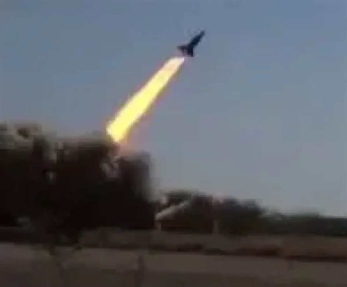 مصدر حكومي :ميليشيات الحوثي يزجون باليمن في حرب إيران.. والصواريخ على إسرائيل تهدد بكارثة وطنية