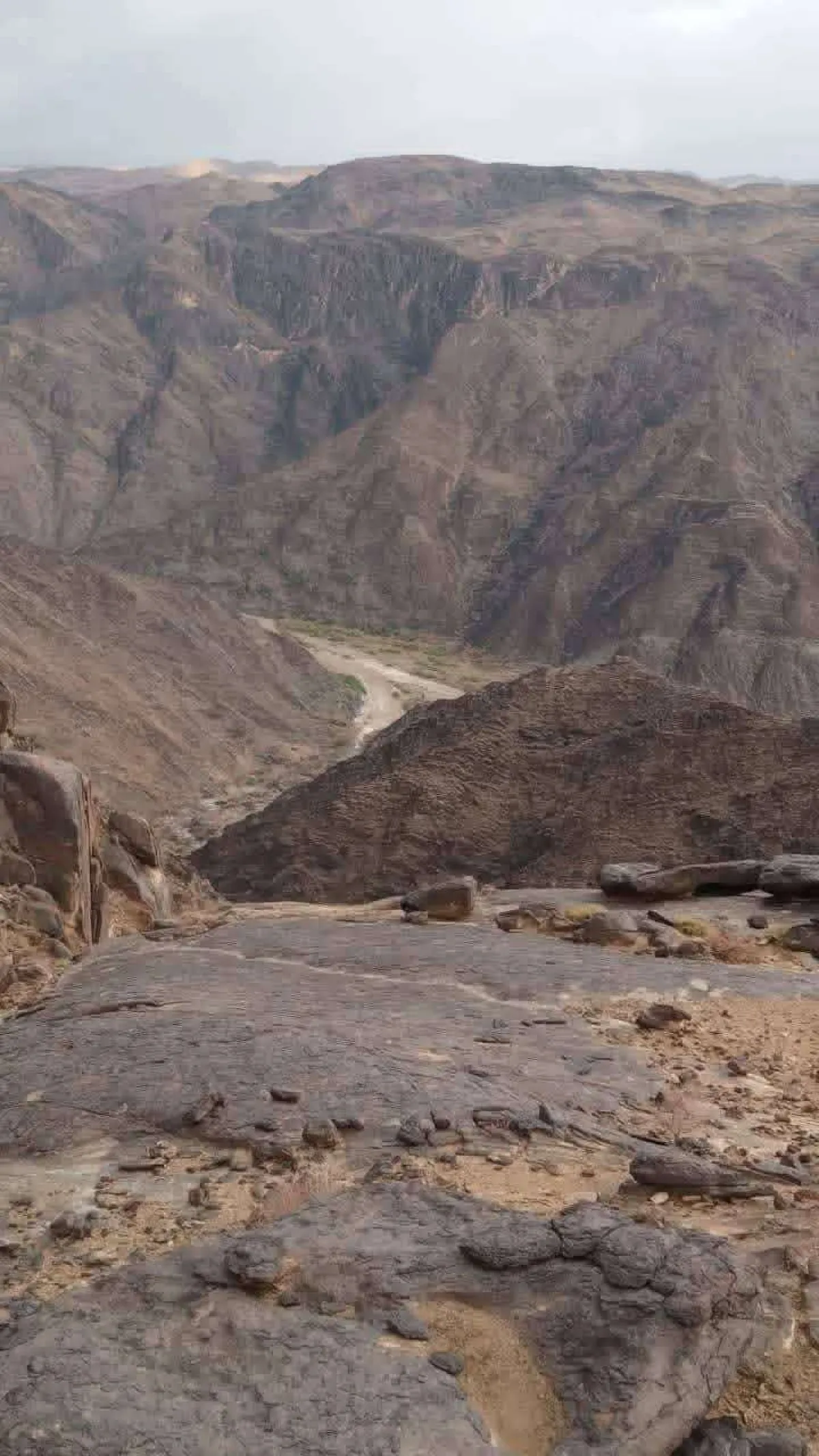 تحذير: سيل جارٍ على طريق بيحان – البيضاء