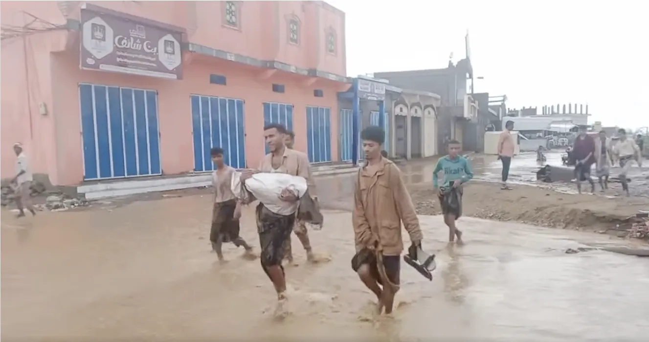 وفاة 11 شخصاً وفقدان آخرين جراء سيول الأمطار في المخا وموزع غربي تعز