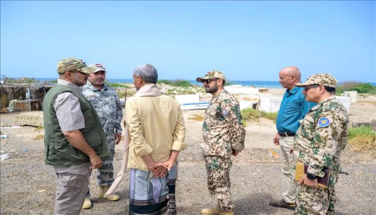 طارق صالح يتفقد مناطق سيول المخا ويوجه بتكثيف الإغاثة للمنكوبين