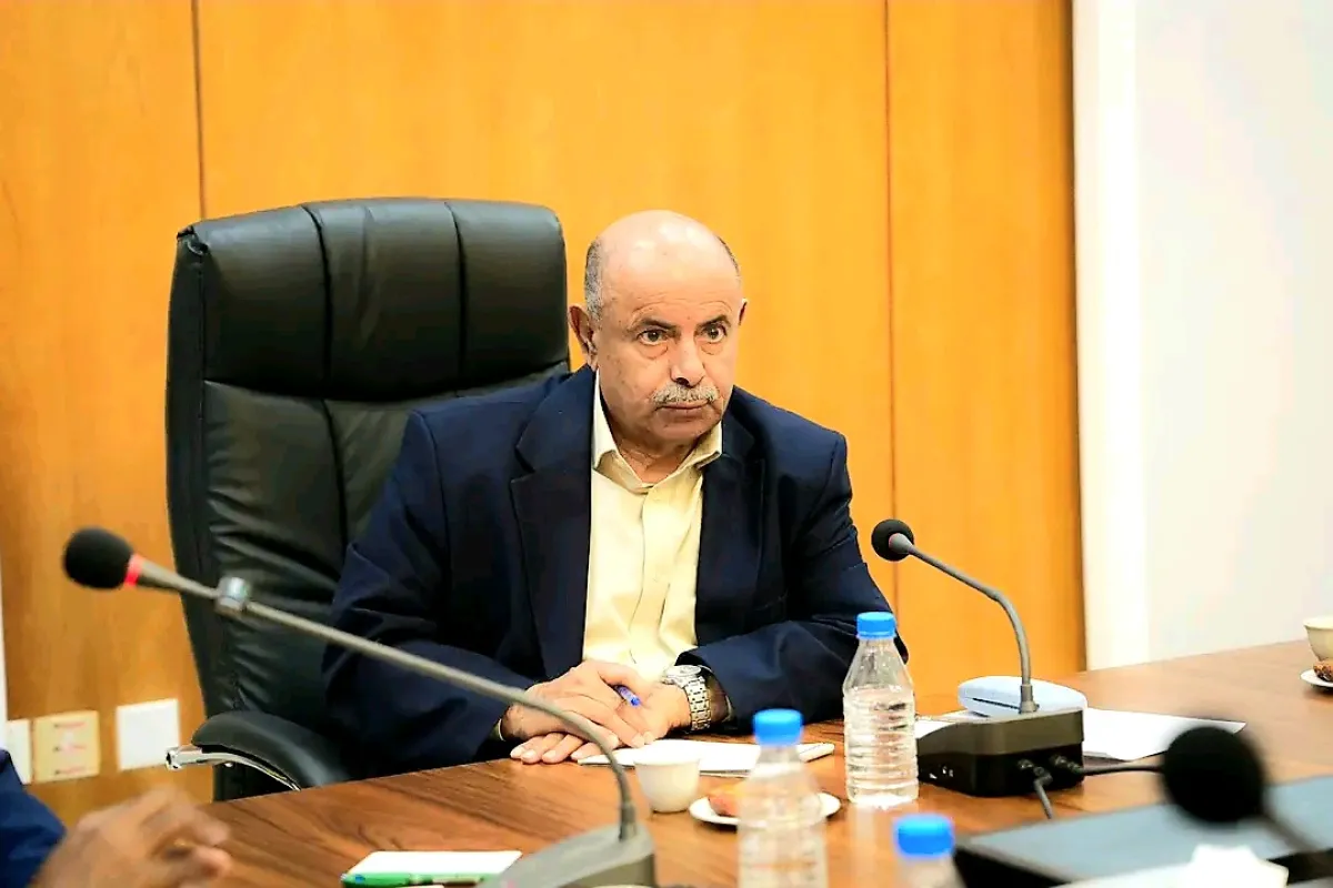 “الخنبشي” يهدد بوقف توريد إيرادات حضرموت إلى البنك المركزي والمجلس الوطني يعتبره “موقف شجاع” (فيديو)