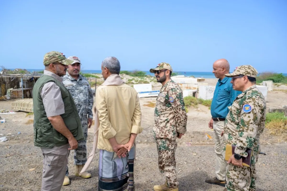 عضو مجلس القيادة طارق صالح يتفقد المناطق المتضررة من السيول في ريف المخا ويوجّه بتكثيف الدعم للمنكوبين