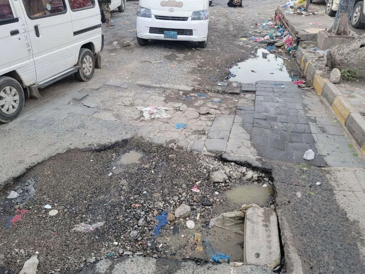 أهالي تعز: سننصف من يعمل ونكشف تقصير من يهمل الشوارع