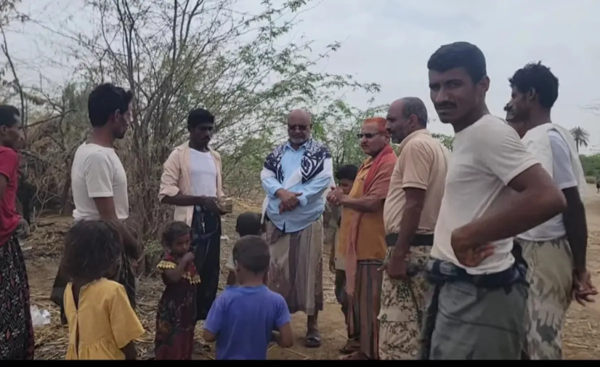 بتوجيهات من محافظ الحديدة عليان يزور أسرتين احترق منزلهما في الدنين بالخوخة