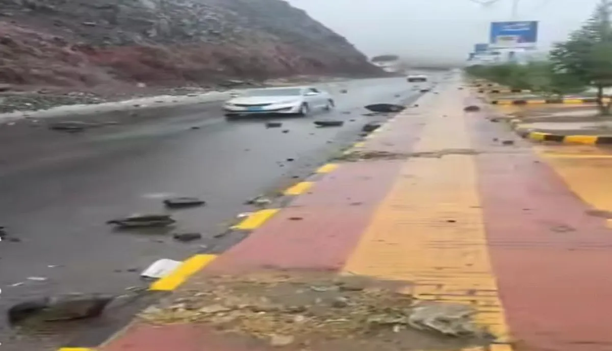الجبال تنهار فوق رؤوس سكان صنعاء وصخور كبيرة تدمر الشوارع