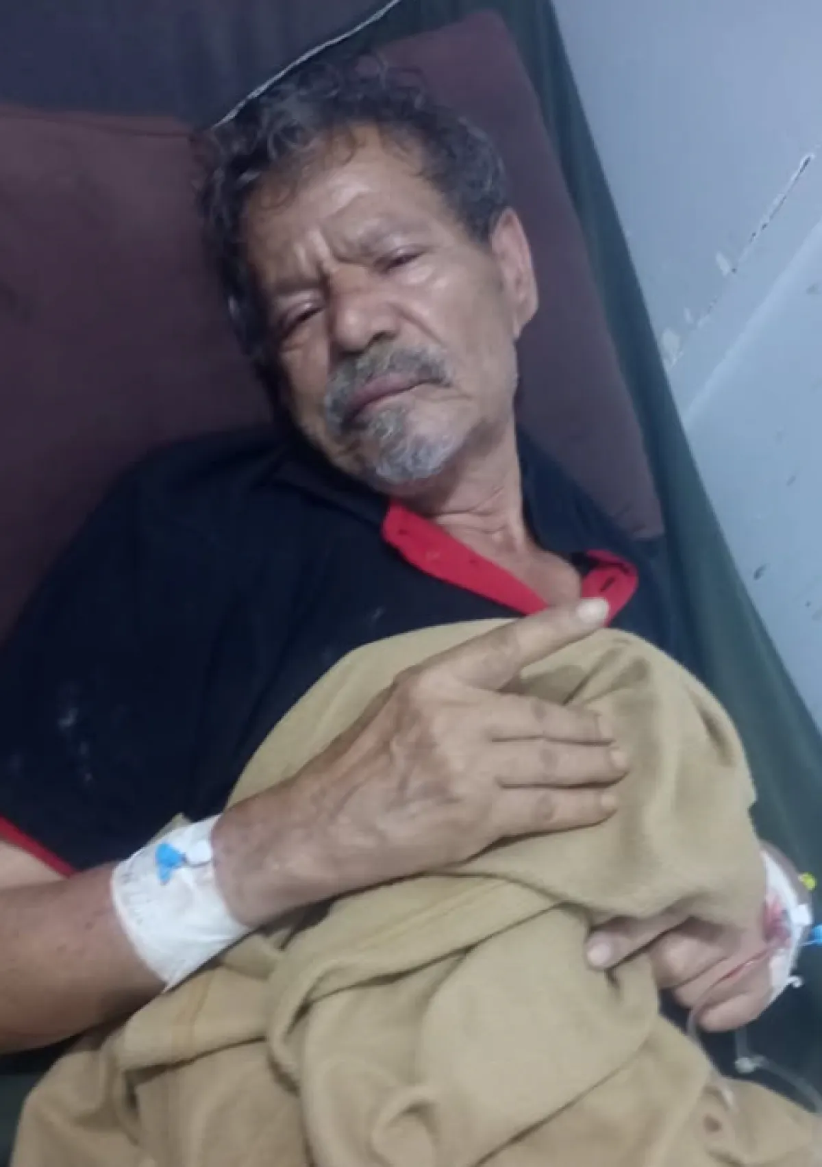 شاهد صورة لسائق الرؤساء وهو يصارع الموت بعد إصابته بجلطة دماغية