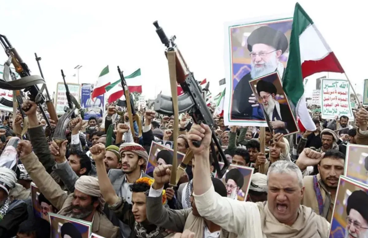 الحكومة اليمنية تعتبر التحاق الحوثيين بالحرب مع إيران إعادة إنتاج للنموذج الكارثي الذي شهدته دول في المنطقة