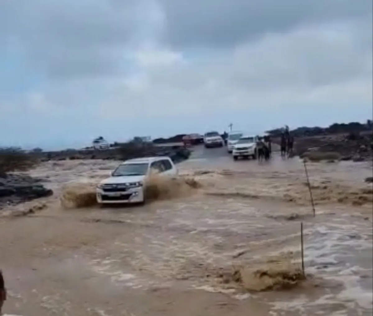 سيول جارفة تقطع طريقا حيويا في أبين وتعطل حركة المسافرين 