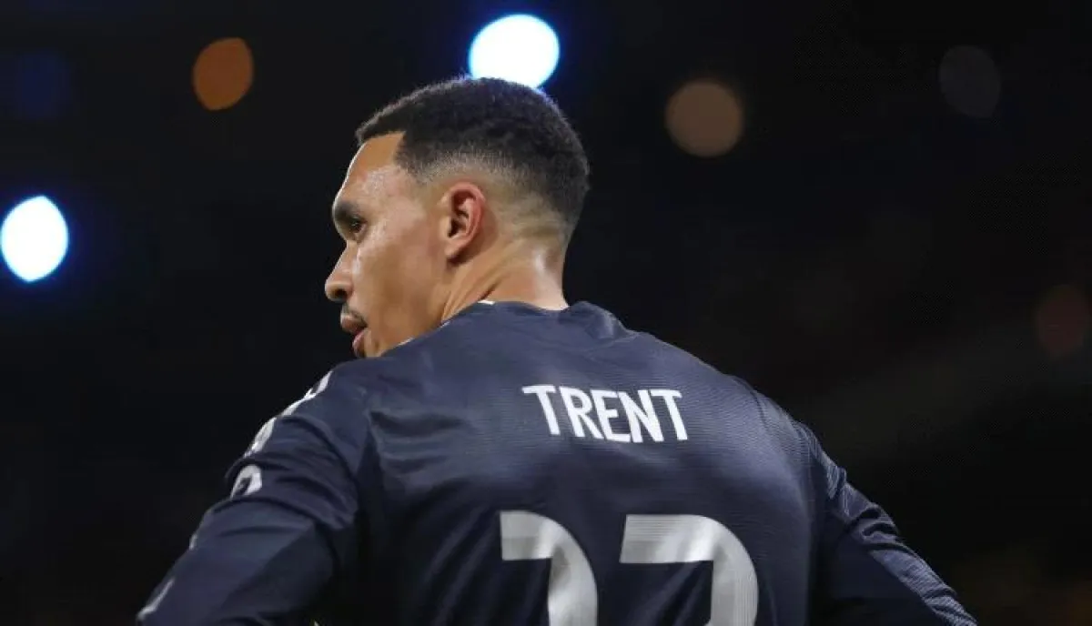 توقيع يتحول إلى صفارات إنذار: لحظة ودية تضع ترينت ألكسندر-أرنولد في موقف مفاجئ