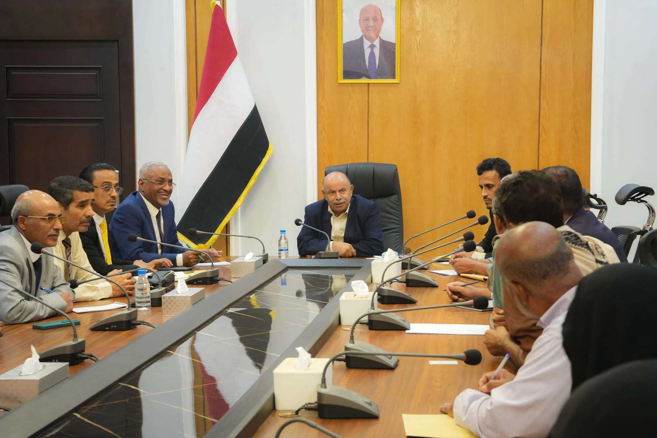 عضو مجلس القيادة محافظ حضرموت يترأس اجتماعاً استثنائياً للمكتب التنفيذي بحضور حكومي رفيع