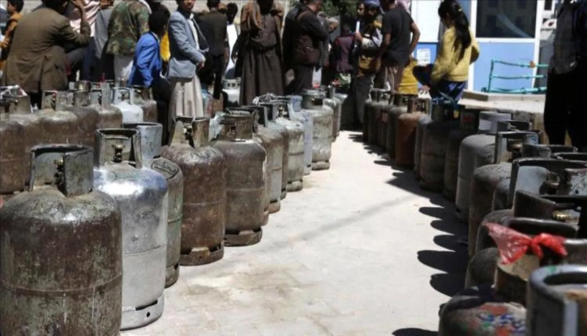 أزمة الغاز في اليمن تتفاقم وسط اتهامات بتهريب واسع وخلل في التوزيع