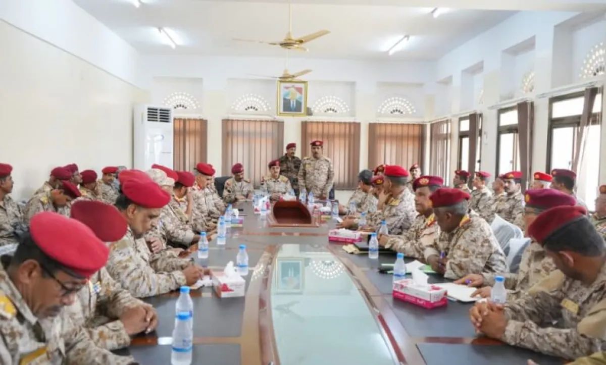 وزير الدفاع يعقد اجتماعاً عسكرياً موسعاً مع قيادة المنطقة العسكرية الثانية