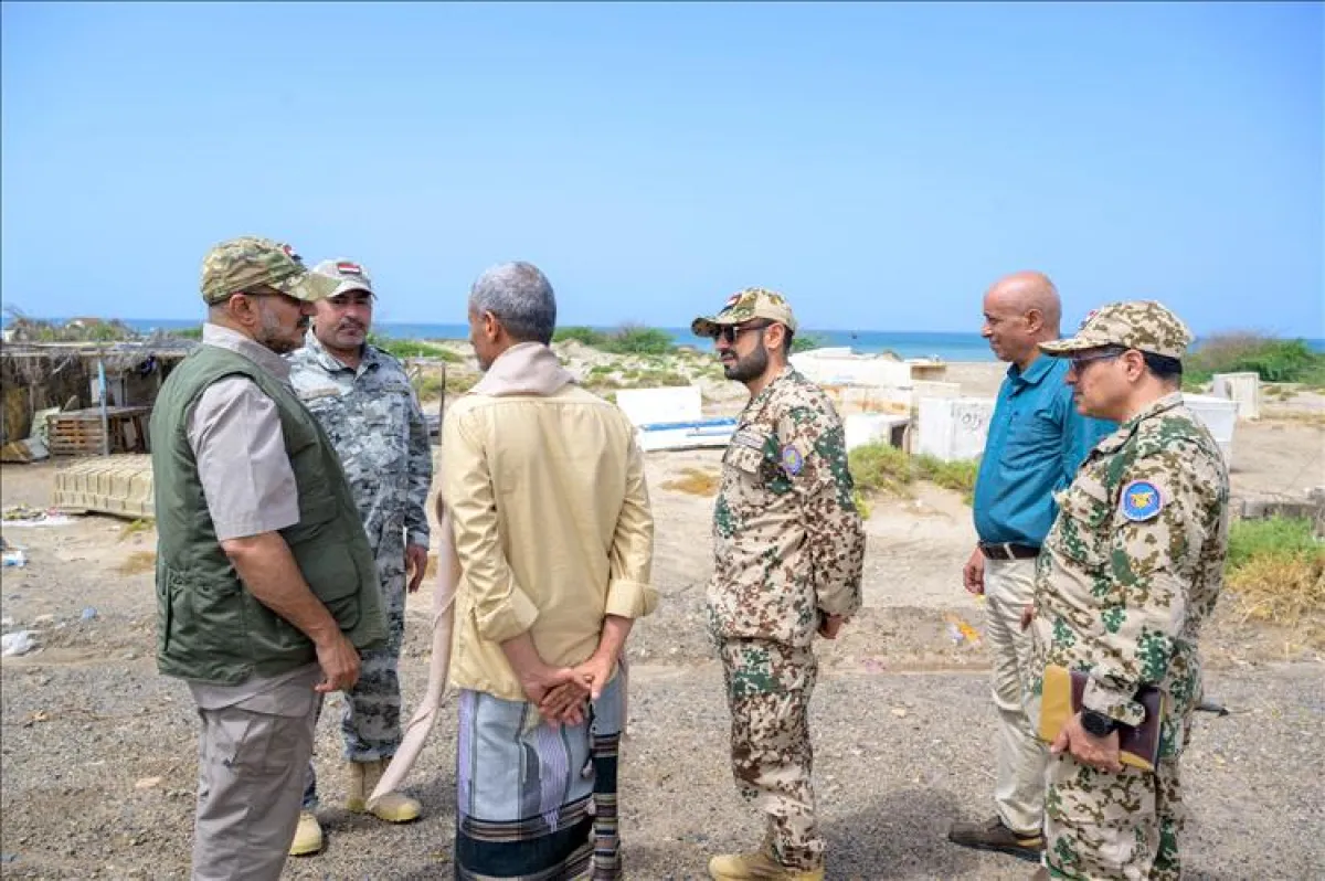طارق صالح يتفقد المناطق المتضررة من السيول في ريف المخا ويوجّه بتكثيف الدعم للمنكوبين