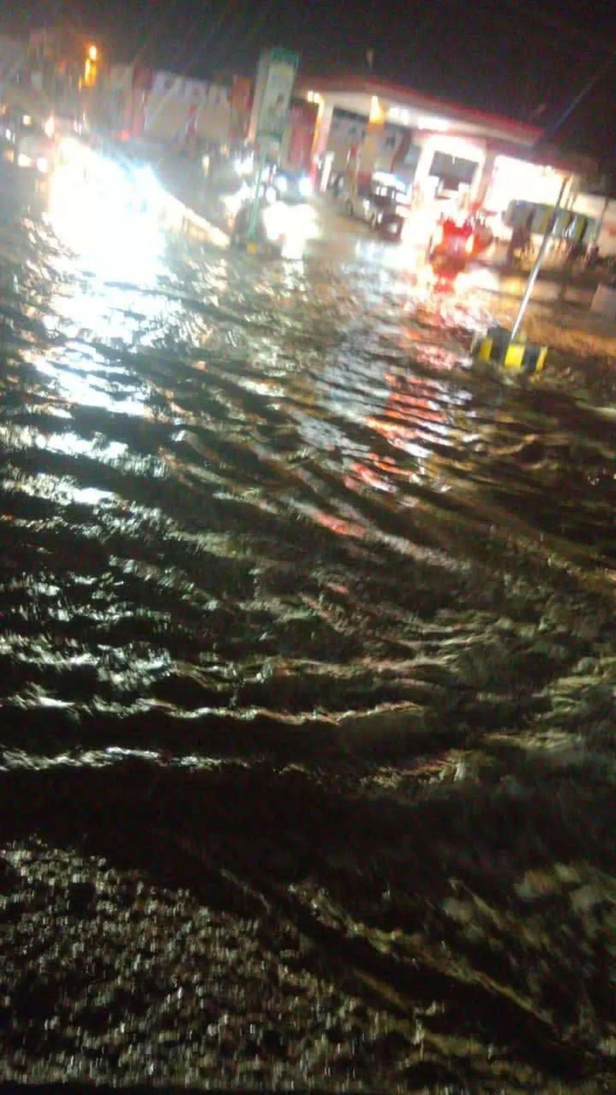 خسائر واسعة بالمنازل وشبكات الإنترنت جراء صواعق في قرية حدة بتعز