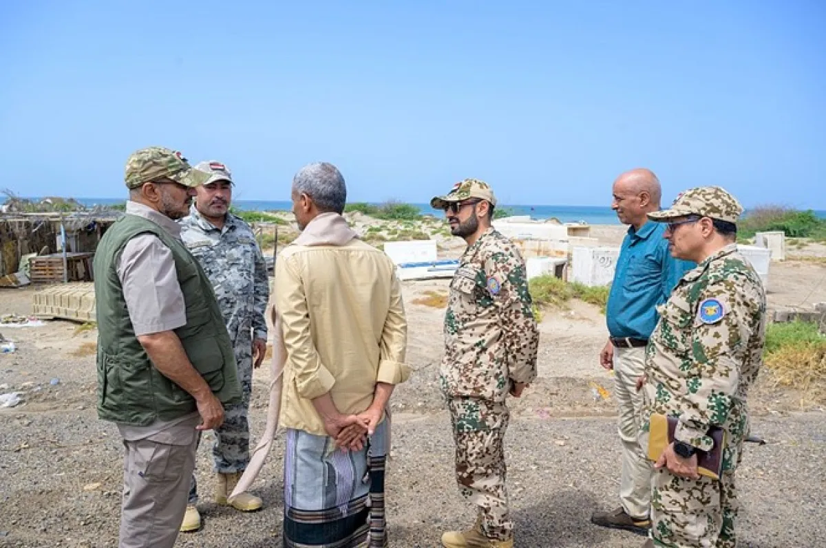 طارق صالح يوجه بسرعة إعادة فتح الطرق التي دمرتها السيول الغزيرة في المخا 