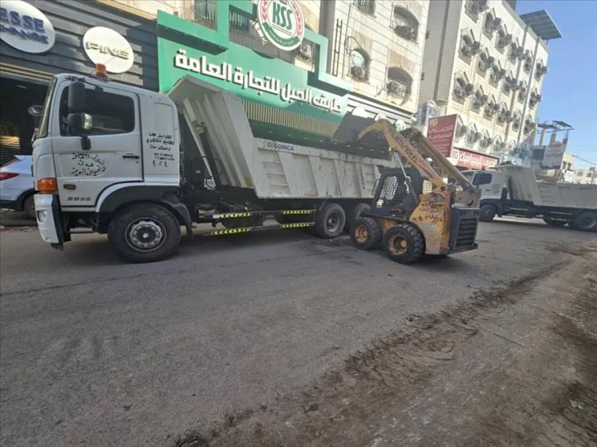 لليوم الثاني على التوالي.. استمرار حملة صندوق النظافة في الشيخ عثمان لرفع مخلفات الأمطار