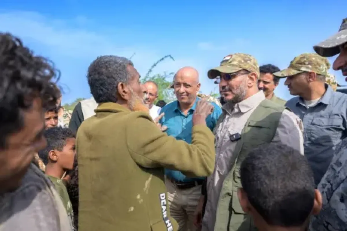 طارق صالح يتفقد متضرري سيول المخا ويوجّه باستنفار شامل لفرق الإغاثة