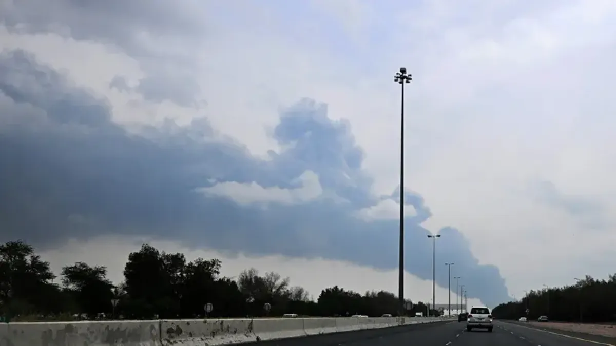 مسيرات تلحق أضراراً "كبيرة" بمطار الكويت.. وهجوم يطال ميناء صلالة