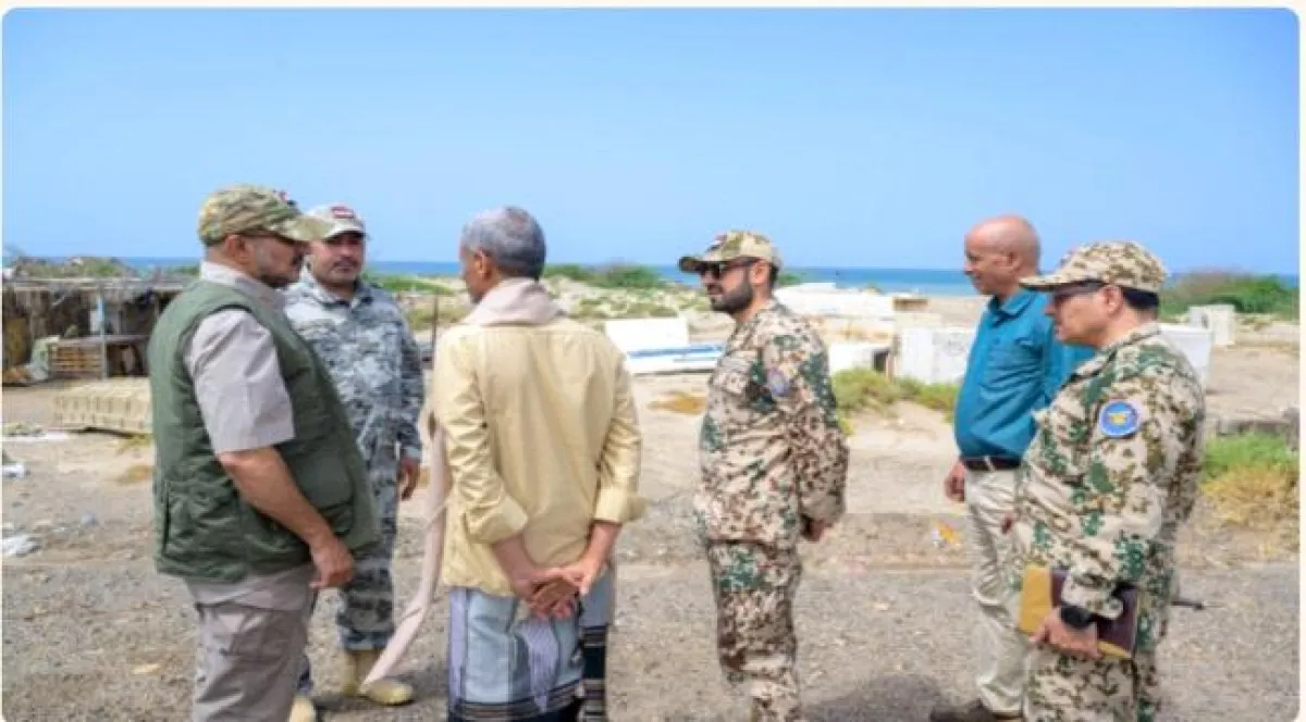 طارق صالح يتفقد المناطق المتضررة من السيول في ريف المخا ويوجّه بتكثيف الدعم للمنكوبين