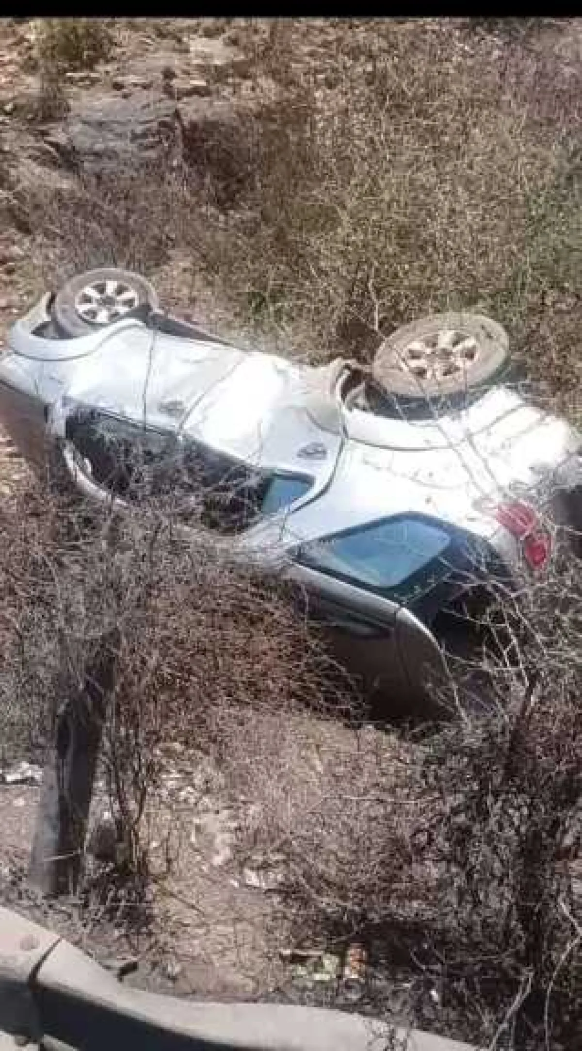 معجزة في قمة الطريق!!  سيارة تنقلب 3 مرات وركابها يخرجون بـ (صفر إصابات).. لن تصدق ما حدث!