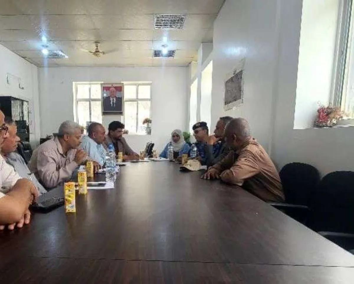 تعز تطلق خطة جديدة لتعزيز النظافة في حي الضربة وشارع جمال