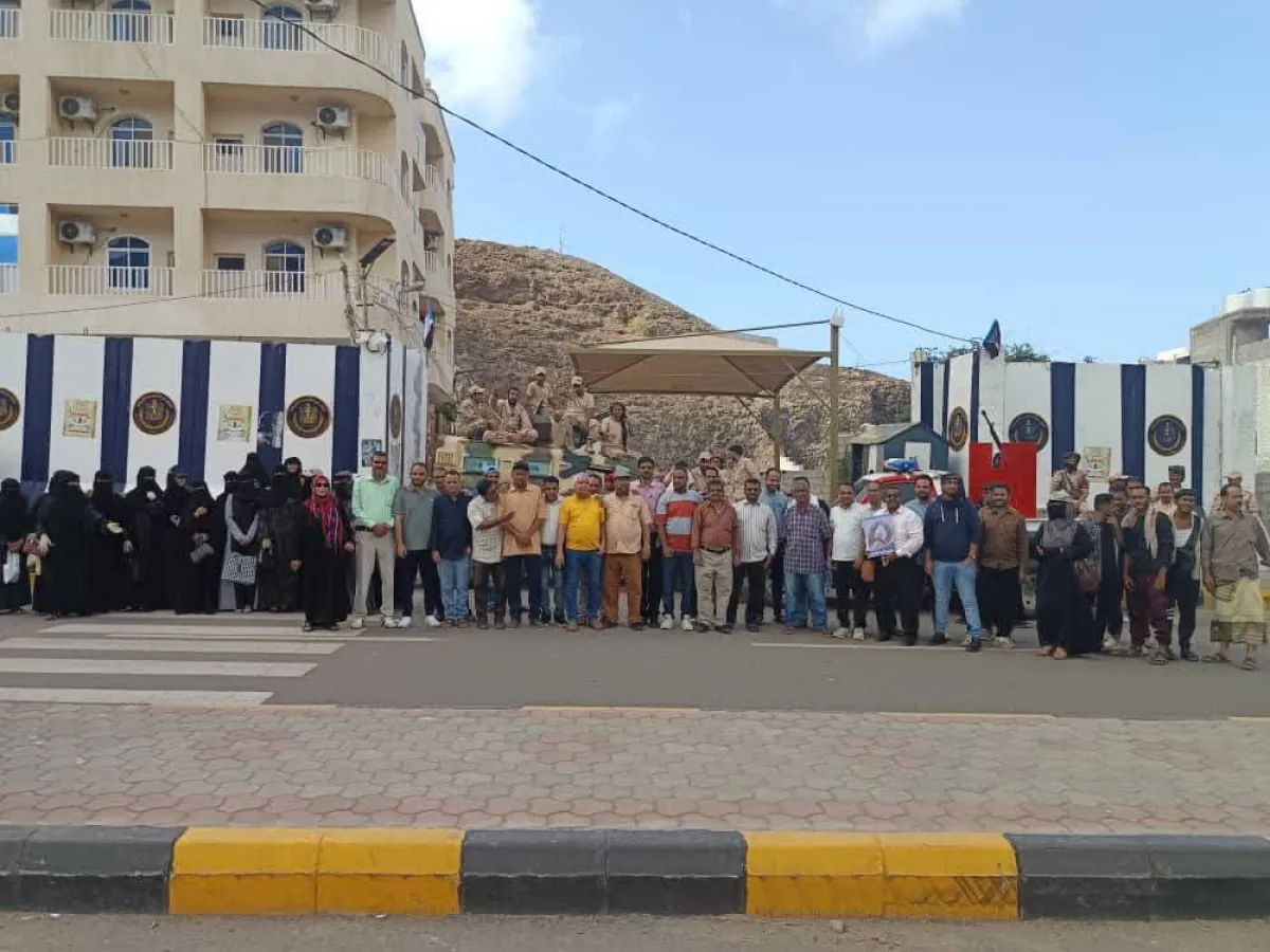 استمرار الوقفات الاحتجاجية لكادر الأمانة العامة للانتقالي رفضًا لإغلاق مقره