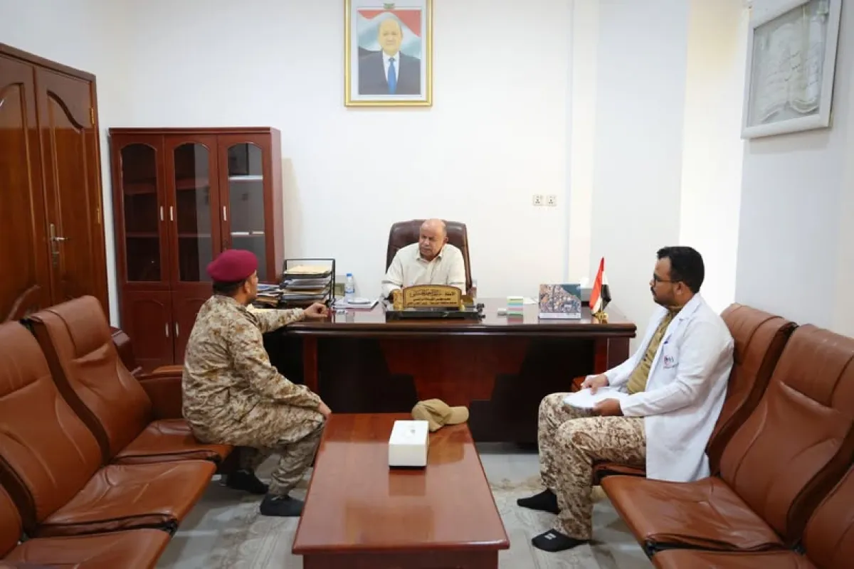 عضو مجلس القيادة الرئاسي يبحث سبل تطوير مستشفى 24 إبريل العسكري بالمكلا