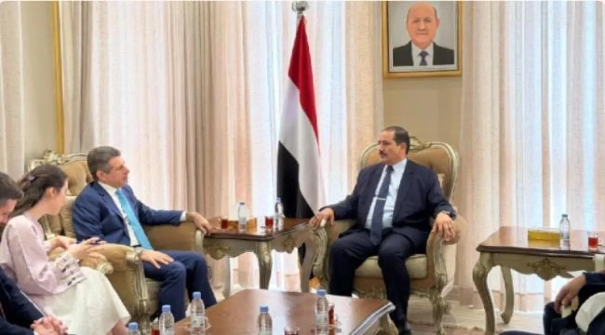 وزير الداخلية يبحث مع السفير الأمريكي تعزيز التعاون المشترك في المجالات الأمنية