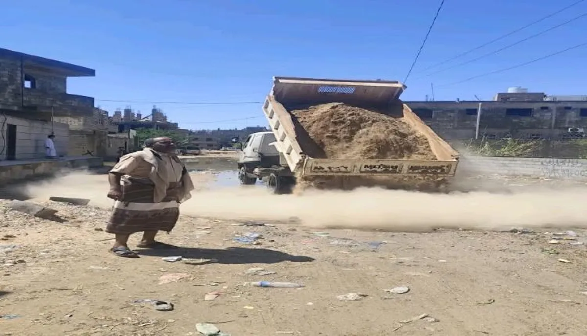 بتوجيهات المحافظ بن الوزير.. استمرار أعمال ردم أماكن تجمع المياه في عتق للحد من مخاطر الأوبئة